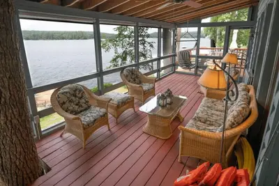 Image de Waterfront Cabin on Thompson Lake - Enveloped by Serene Pines