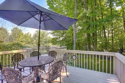 Image de Manor Green: Cedar Home w/ Fire Pit, 3 Mi to Lake!