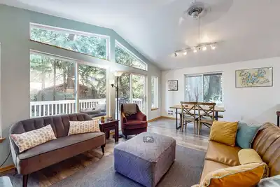 Image de Serene family getaway with shared pool and hot tub, deck and gas grill