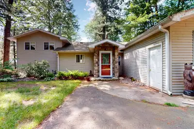 Image de Lakefront home with large patio, fire pit, W/D & Wifi