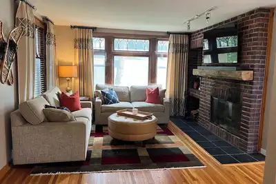 Image de Lake Country Bungalow - Cozy 1920s home, close to lakes, trails and restuarants