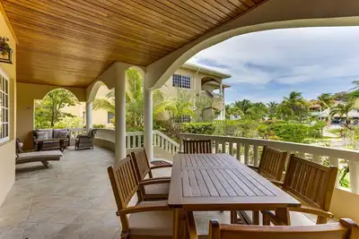 Image de Elegant 2br Villa w/ Shared Pool, Beachfront Prop.