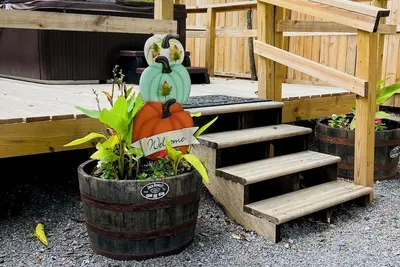 Image de Charming and private tiny cabin with WiFi, Ac, Hot tub, for couples!