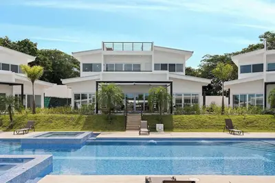 Image de Stunning Villa with Rooftop Deck | Pool | Jacuzzi