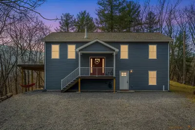 Image de All Decked Up - wifi, view, river access, fire pit, games, grill