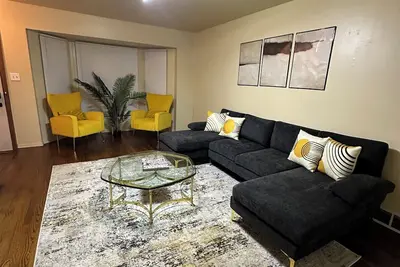 Image de Cozy 3 bedroom house in Southfield with Wifi full kitchen and smart TVs