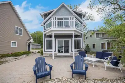 Image de Devil's Lake Cove: Cozy Up by the Fireplace After a Day of Winter Adventures!