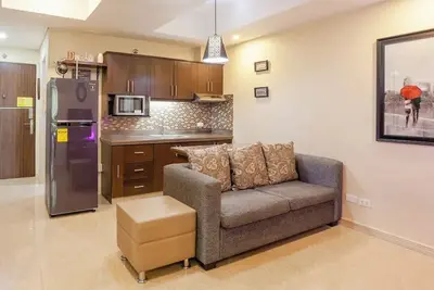 Image de Bgc Central Top Floor 1br Cozy Condo Amazing Views! Walkable to all Attractions!