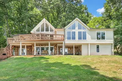Image de Lakefront home with private dock