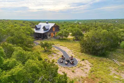 Image de Piazza Hilltop Ranch: Sleeps 10, 4 beds, 3. 5 baths. 15 acres, hot tub, fire pit, and games