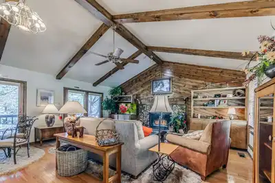 Image de 'Distinct stay' guaranteed at Lone Pine! Pet friendly