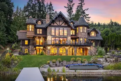 Image de Lakefront Luxury Castle w/ Hot Tub - Great for Groups, Gatherings, & Reunions!