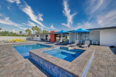 Image de Desert Escape: 5br Mid-Century Home w/ Pool, Spa, Firepit & Pickleball Court!