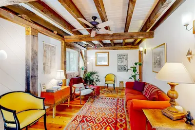 Image de Gorgeous woodland home with deck & firepit - walk to ocean bluffs & Rail Trail