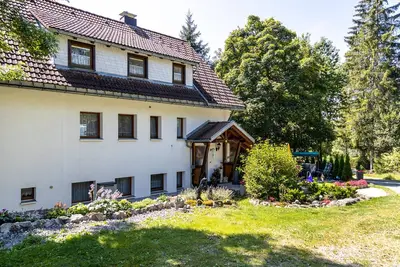Image de Appartement \"Schwarzwaldglück\" avec vue sur les montagnes, terrasse et Wi-Fi