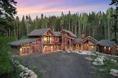 Image de 38-Acre Luxury Retreat near Downtown Fraser: King Bed, Hiking, Hot Tub, Fireplace, Gourmet Kitchen