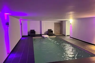 Image de Logement de luxe  avec piscine intérieure privée. Pas de fêtes 🥳