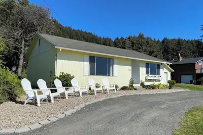 Image de Coastal Comfort! Newly remodeled, spacious pet friendly home near hiking trails