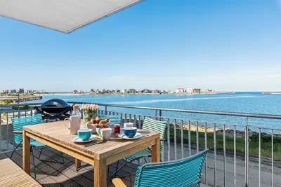 Image de Perlentaucher - 1st row on the water, fireplace, 2 shower rooms, balcony, underground parking garage