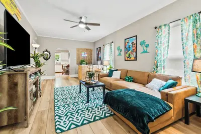 Image de New-Parrot Head Haven-3br-1ba-Themed-Bar-Patio