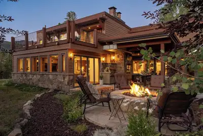 Image de 🏔️ Four Sisters Mountain Haven: Luxury, Hot Tub, Near Ski Lift & Village, $0 Cleaning & Pet Fee