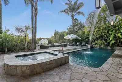 Image de Runyon Canyon - Contemporary Mediterranean 4-Level w\/ Resort-Style Villa