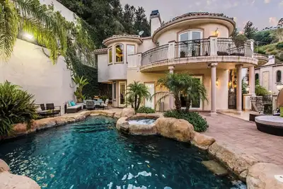 Image de Robmar Mansion - Beverly Hills Mediterranean Estate with Pool & Sport Court