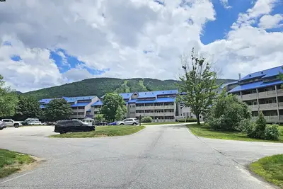 Image de Kitchen, Ac, deck, mountain view, pool, ski shuttle. Lb307 by Lrs