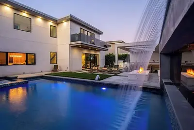 Image de Cumpston Oasis - Modern 2-Story Estate with Pool, Spa and Waterfall