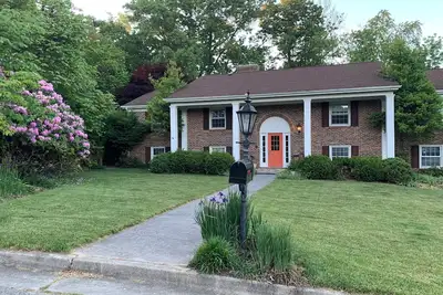 Image de In-Town Mountaintop Luxury Home- Close to Vt, Downtown & Shopping. Pet Friendly