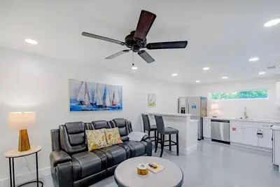 Image de Newly Renovated 2br\/1ba Second-Level Duplex Near Beach, Dining & Downtown Biloxi