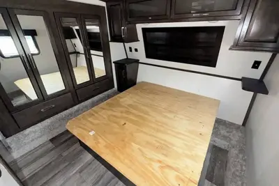 Image de Welcoming Rv with Ac in Cotulla\nLocated at Cowboy’s Rv Park on a spacious lot.