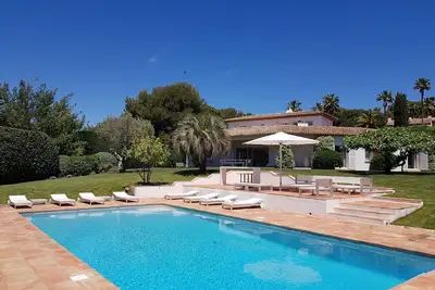 Image de Lovely villa in Domaine de la Capilla with private access to Pompelone Beach. \n