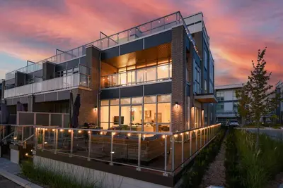 Image de 5br townhouse with private dock, patios, and stunning views.