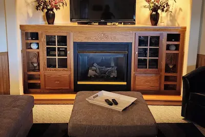 Image de Quiet Country Oasis. Spacious and serene apartment. Gas fireplace, private patio