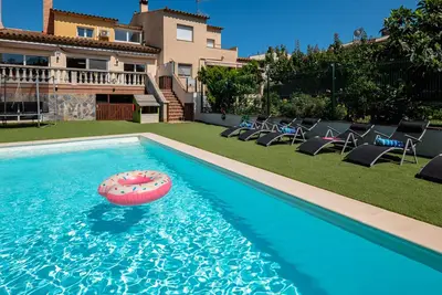 Image de Maison avec Piscine et Parking à 5 min de la Plage – Palamós