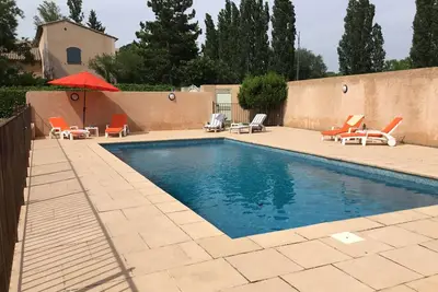 Image de Les Couleurs Du Sud\nMaison lumineuse avec grande piscine salon de jardin