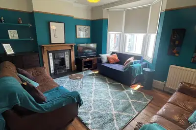 Image de Stylish home with garden. Located near pubs, parks beach and town.