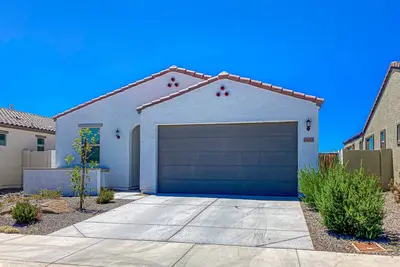 Image de Modern 55+ home with community pool, clubhouse, gym, pickleball