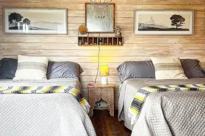 Image de Love Cabin @ 13 Acres - Stay/Swim/Shop/Yoga