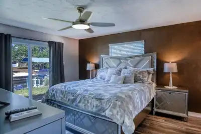 Image de Waterfront 5br Luxury Home – Pool, Spa, Boat Lift, Putting Green, Fire Pit