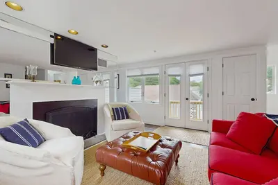 Image de Modern condo near golf & beach with Ac, deck, W/D and board games