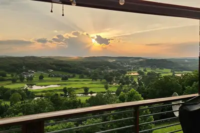 Image de Nestled on a bluff overlooking the Osage River and Golf Course.