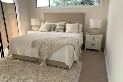 Image de Sealoc Beach Apartment - Escape to this exquisite two-bedroom house/apartment nestled amidst lush tropical gardens with views of Curl Curl Beach: