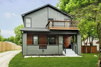 Image de Rustic meets Modern Downtown Retreat with Air hockey table