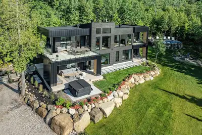 Image de Altéa Charlevoix - villa de luxe: spa, piscine, billard, vue