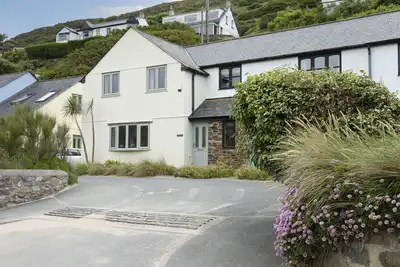 Image de Situated only sixty meters from the Blue Flag sandy beach in the charming coastal village of Porthto
