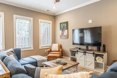 Image de Mulligan Manor- 0. 2 mile walk to Vitos Ristorante and Pizzeria and many others!