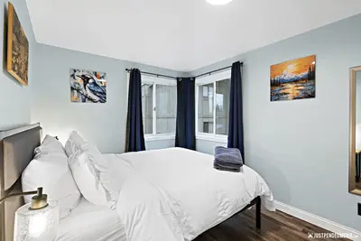 Image de 5 Min walk to restaurants/cafes, 8 min drive to airport, 10 min walk to trails.