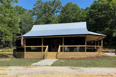 Image de Cabin near Bay Springs Lake! Enjoy the outdoors with convenience of WiFi.